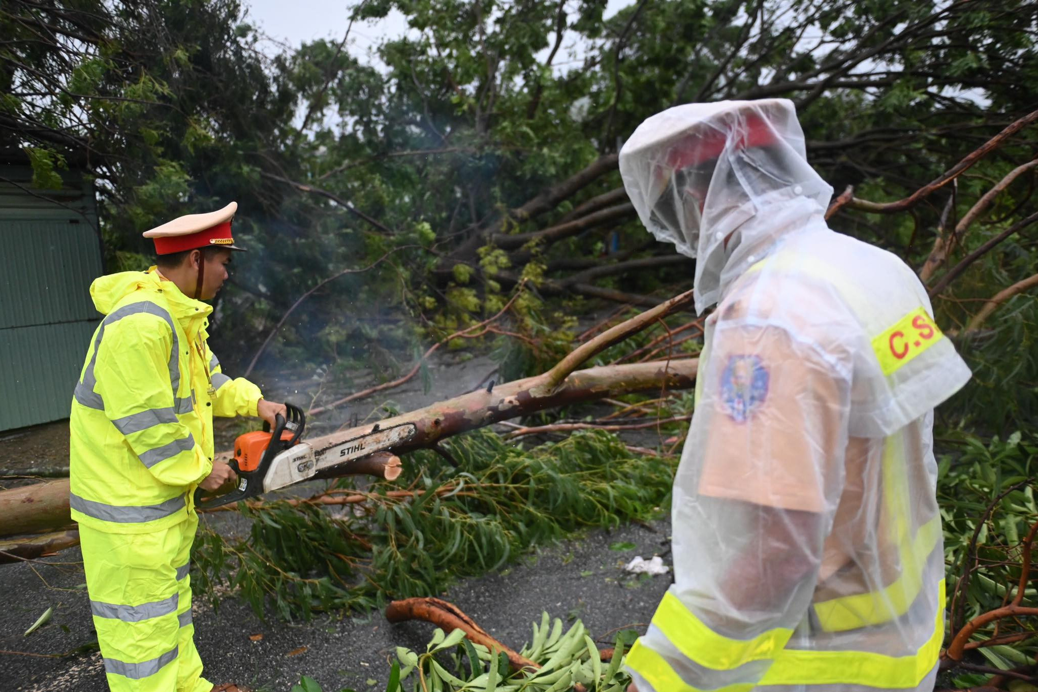 台风“奥鹿”过境 越南多地出现房屋损坏情况
