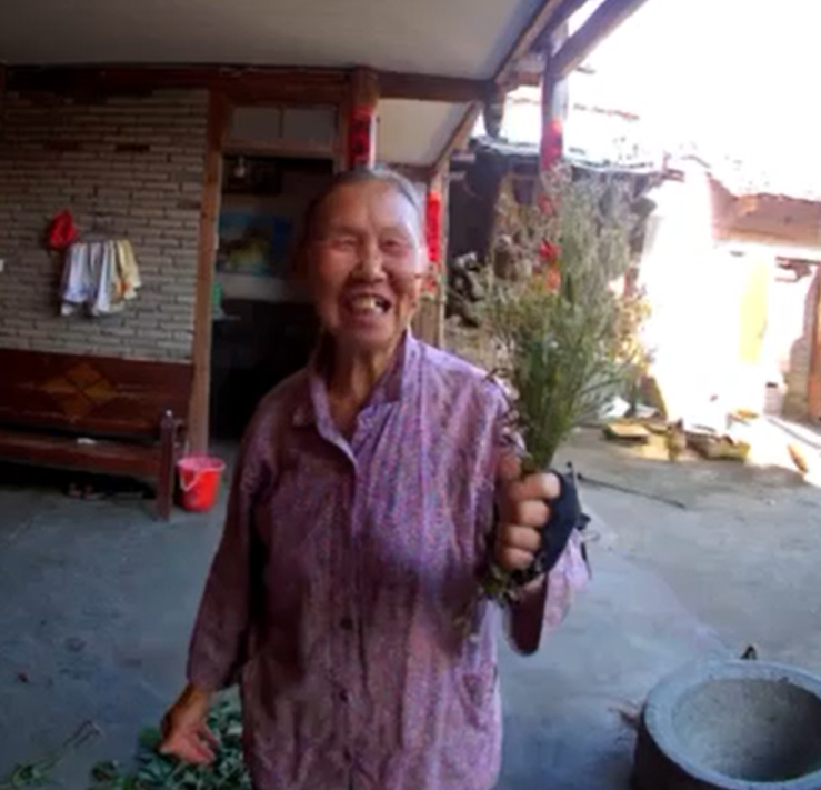 “奶奶”孙子给75岁奶奶装了一个可视门铃，看到这样一幕幕……