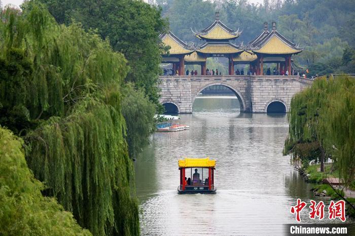 扬州瘦西湖最著名的五亭桥.