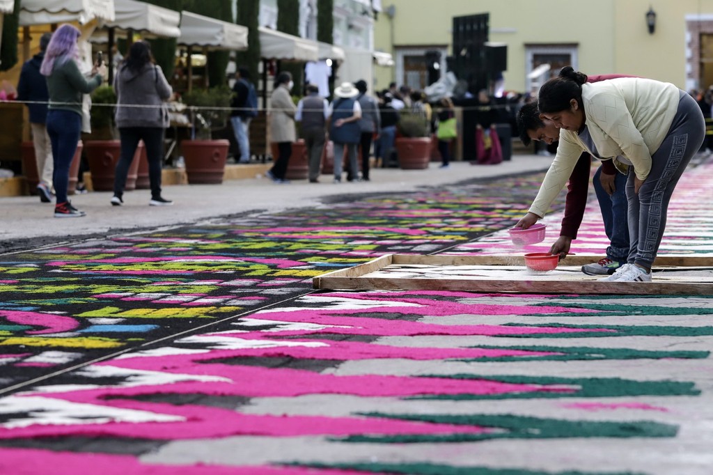 墨西哥特拉斯卡拉州艺匠制作巨型木屑地毯 打破吉尼斯世界纪录