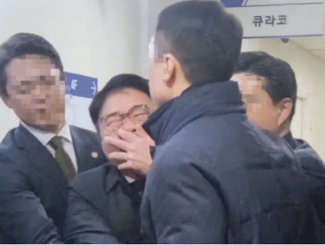 再次上演！韩媒：韩医师试图入场向尹锡悦提医改倡议，遭警觉捂嘴拖走