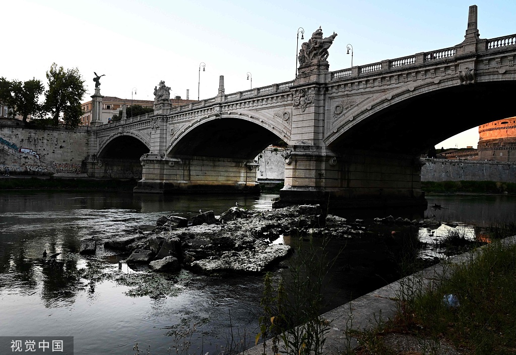 意大利罗马台伯河水位降低 水面古桥显现