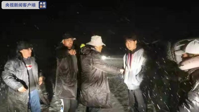 ​128人被困4500多米高山 四川雅江警方连夜上山搜救