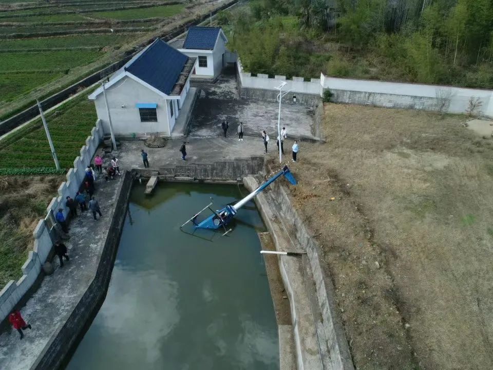 安徽宁国一直升飞机落入水池 当地一机场回应称是个人黑飞