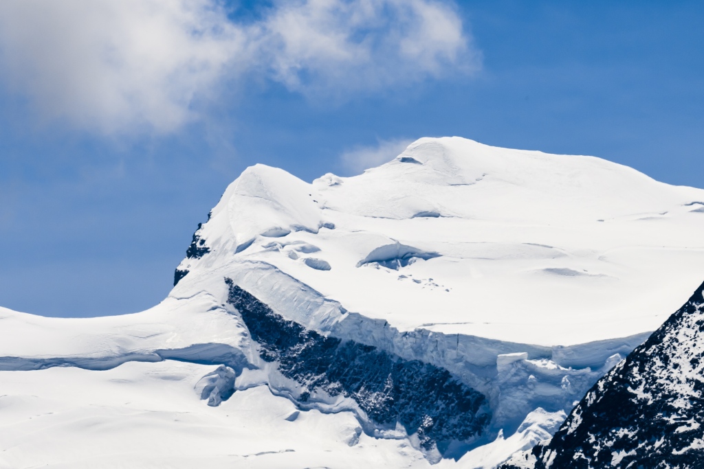瑞士西部大孔班山发生冰崩 致一登山队2死9伤