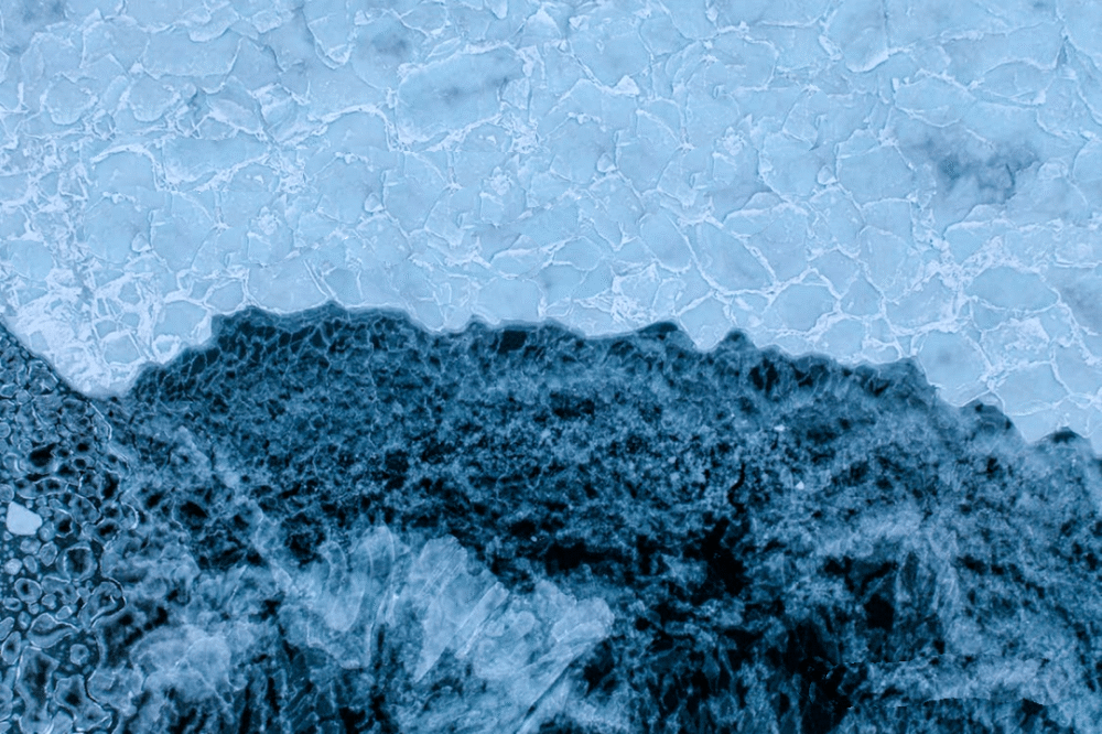 科研人员首次在南极洲雪中发现微塑料