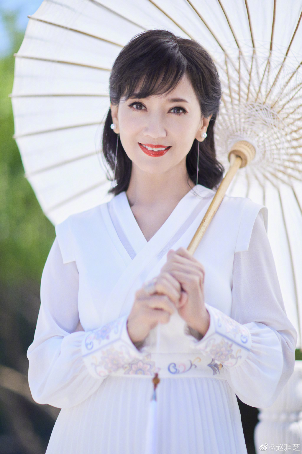 赵雅芝穿白色长裙 撑油纸伞气质迷人
