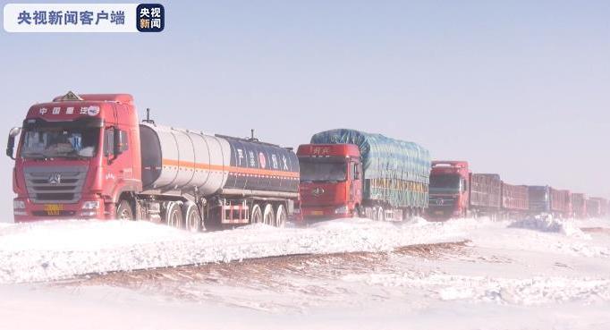 内蒙古风吹雪致200余辆车被困 多部门全力疏通雪阻路段
