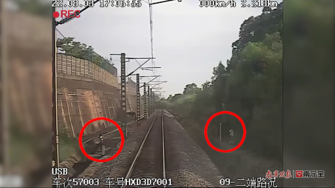 “钦州”两名女中学生闯铁轨拍照，逼停两趟列车……