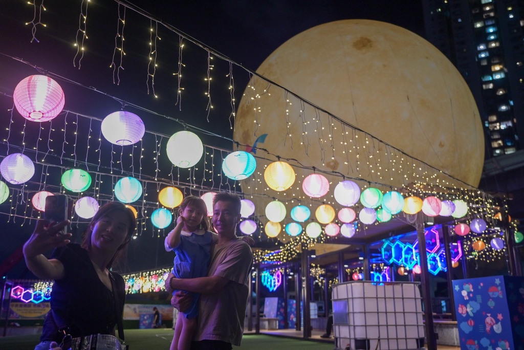 香港公园“巨月”迎中秋 街头佳节氛围浓