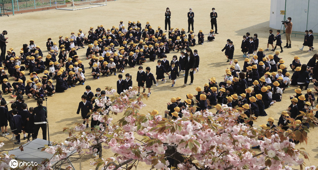 日本小学生在操场举行入学仪式