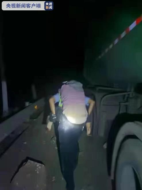 云南漾濞地震滚石砸中货车 1人死亡 1人被救