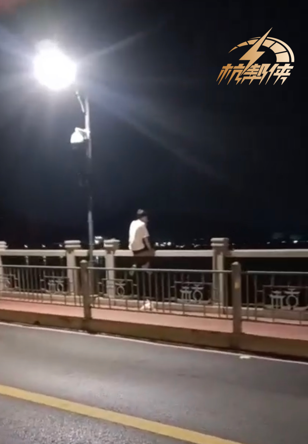 “李师傅”凌晨1点，司机路过钱江大桥，眼前一幕让他慌了......