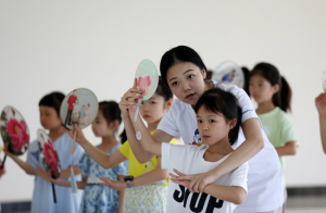 湖南郴州：孩子学习昆曲动作