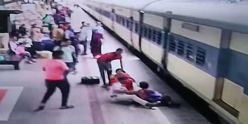突遇野象横穿铁轨，印度一火车司机紧急刹车让其安全通过