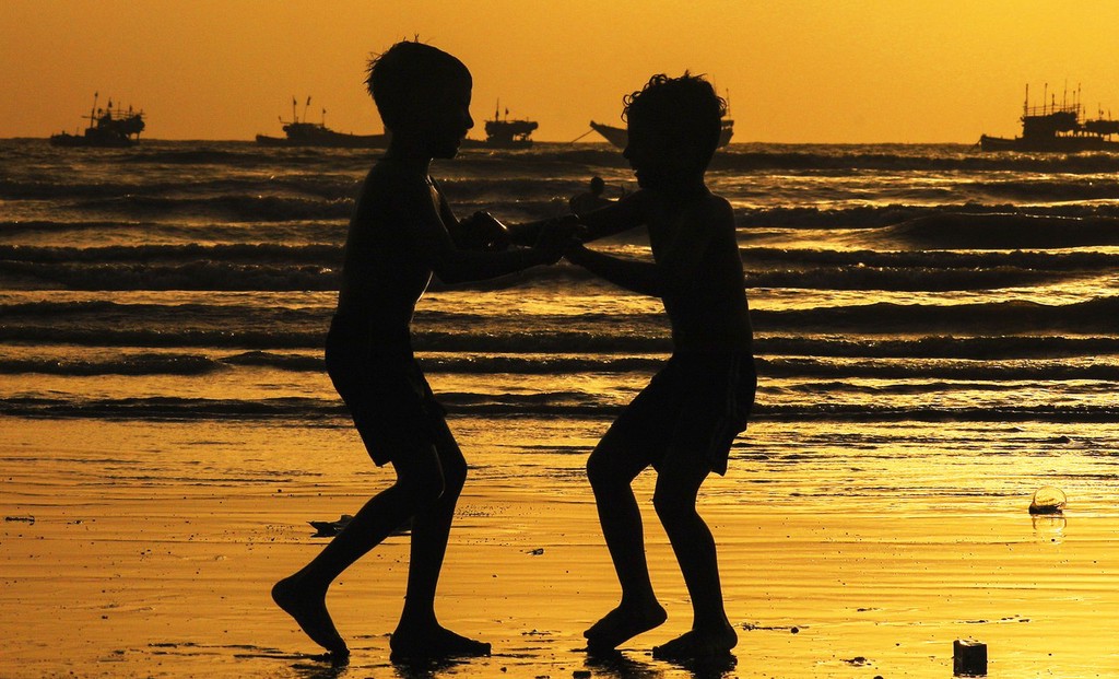 印度孟买即将迎来季风气候  人们海边休闲娱乐