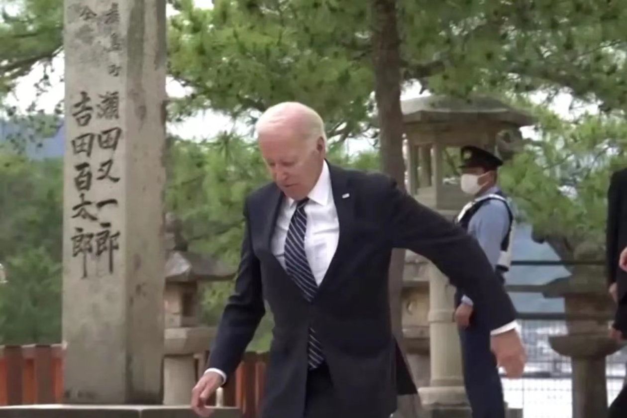 外媒：在广岛G7峰会期间拜登下台阶时险些摔倒