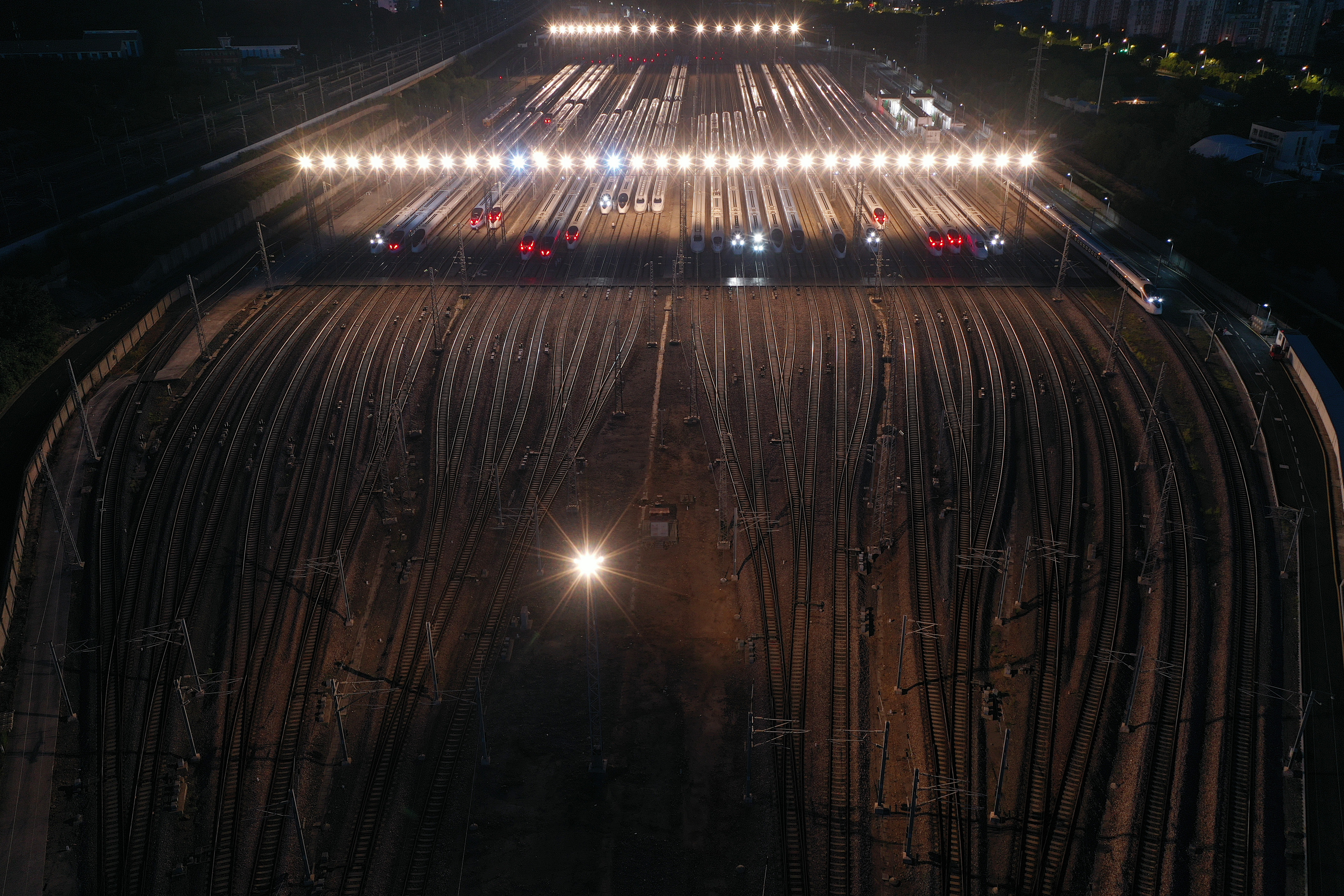 江苏南京：动车组列车整装待发迎暑运