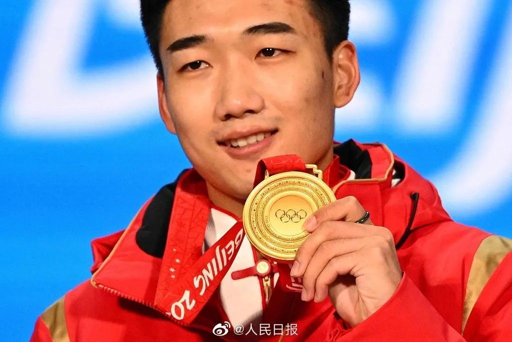 《【摩登2娱乐登录】韩国运动员一个动作后，高亭宇跳上冠军领奖台！》