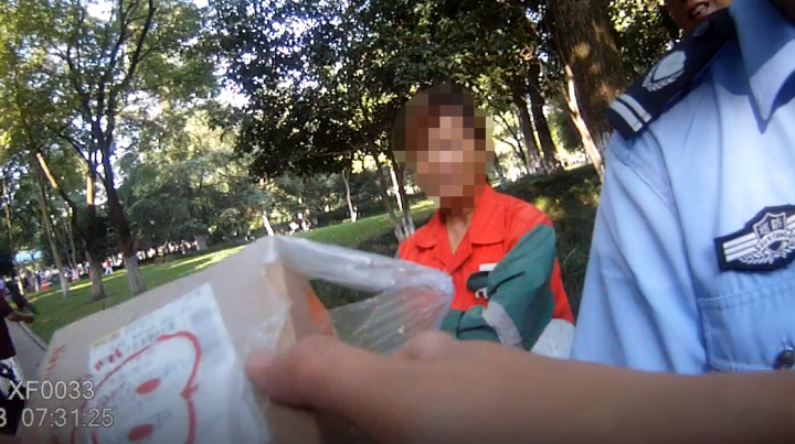 “民警”杭州公园内，有人捡到一包“妈妈的爱”！失主看到这幕直抹眼泪……