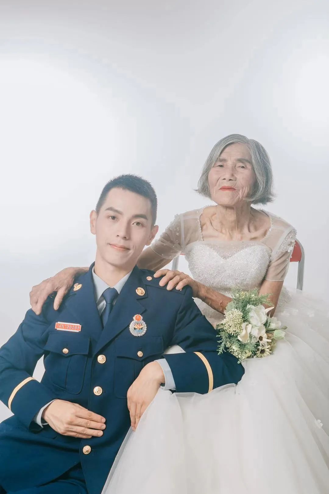 新华每日电讯：相差61岁的最美“婚纱照”刷屏，背后的故事催人泪下