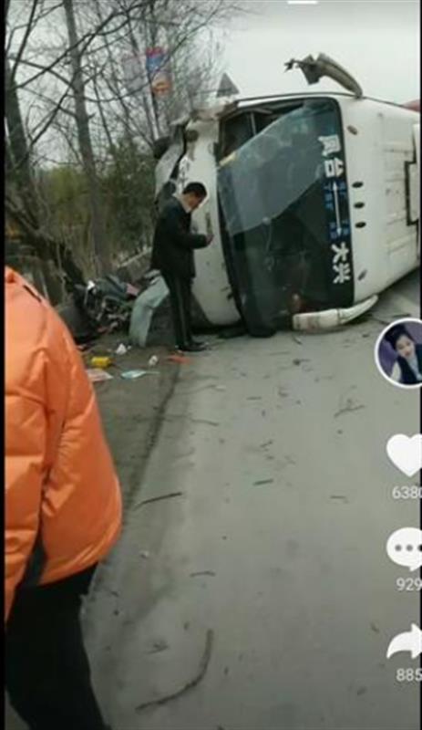 安徽凤台三车相撞一中巴车侧翻，一名初中生受伤