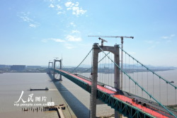 浙江温州：瓯江北口大桥铺设沥青