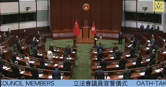 《【恒达测速注册】展现国家象征元素，突出规范选举制度，香港立法会新议员在国徽下宣誓》