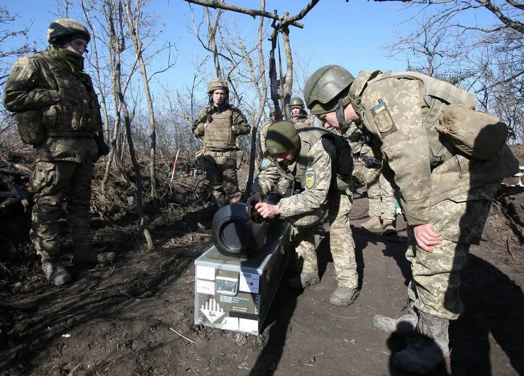 乌军士兵拆包NLAW反坦克导弹