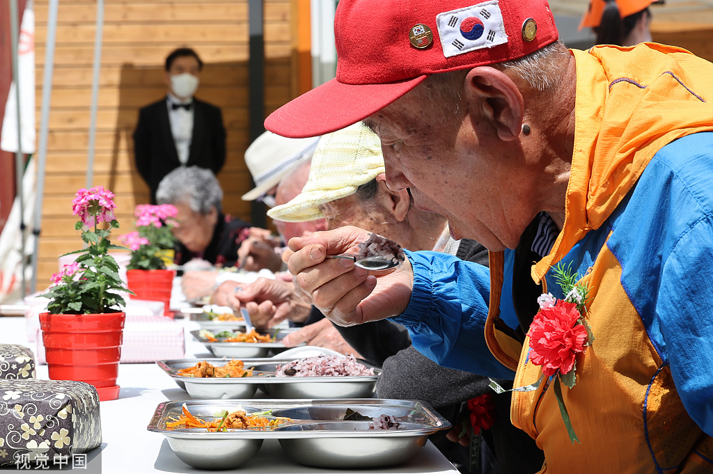 韩国首尔举行社区老人聚餐活动 庆祝法定节日“父母节”（视觉中国）