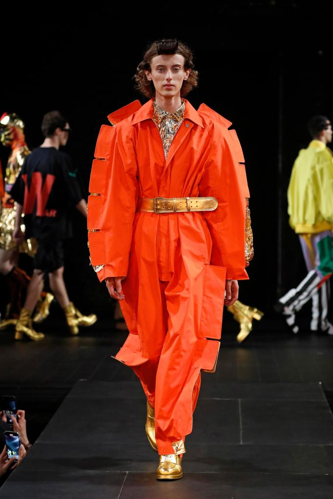 巴黎时装周 华特·范·贝伦东克发布春夏新品男装