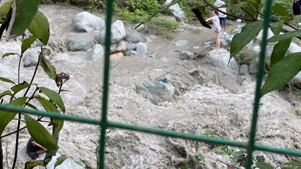 “山洪”游客爆料被安排到龙槽沟戏水旅行社：下游设有警示，曾以为整体风险可控