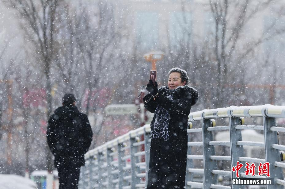 青海西宁迎降雪 结束连续58天无有效降水记录
