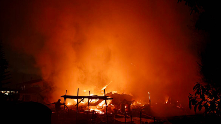 新西兰奥克兰郊区发生一起火灾 多栋房屋被毁