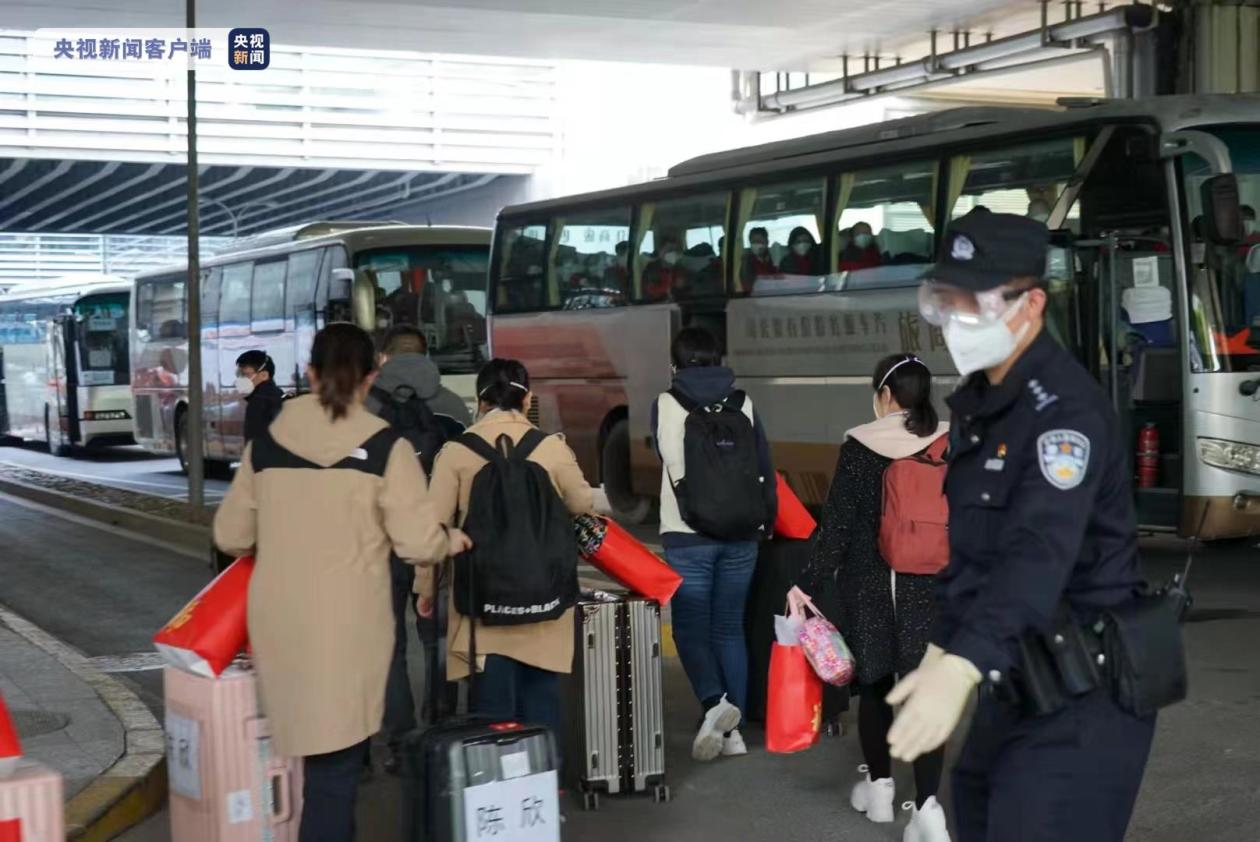 各地驰援上海的医疗队今日陆续抵达虹桥站 总计约6000人