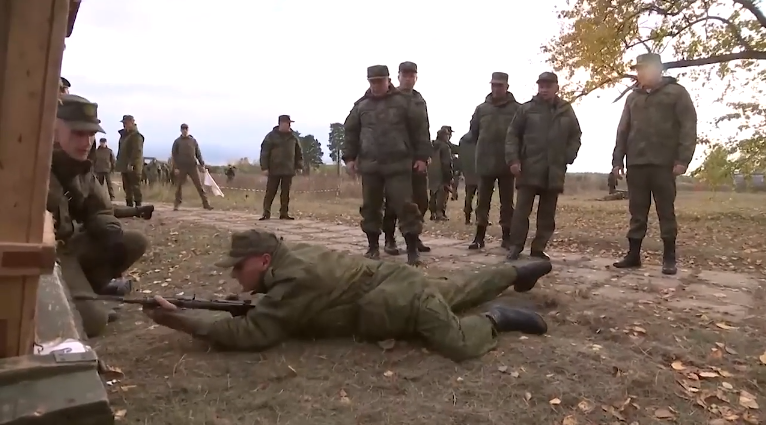 俄国防部公布视频：俄防长视察被征召人员训练情况