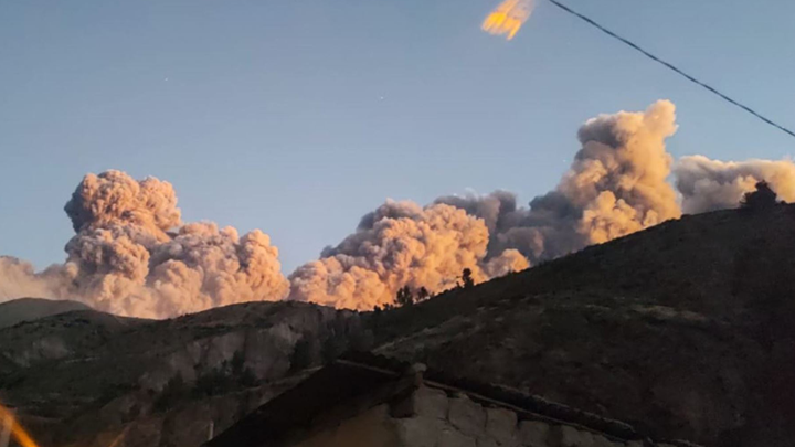 秘鲁乌维纳斯火山喷发 火山灰柱高达1200米