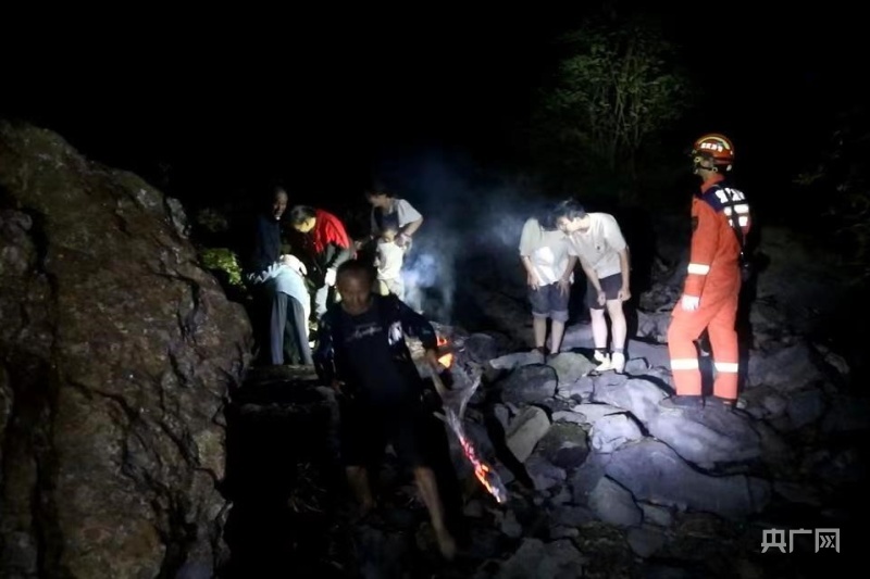 “被困”重庆一家11人进溶洞9人失联消防搜救3小时