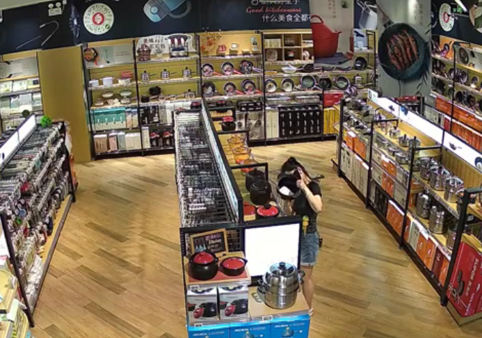 “警方”偷梁换柱“打折”买锅具！女子因在超市“撕名牌”被拘