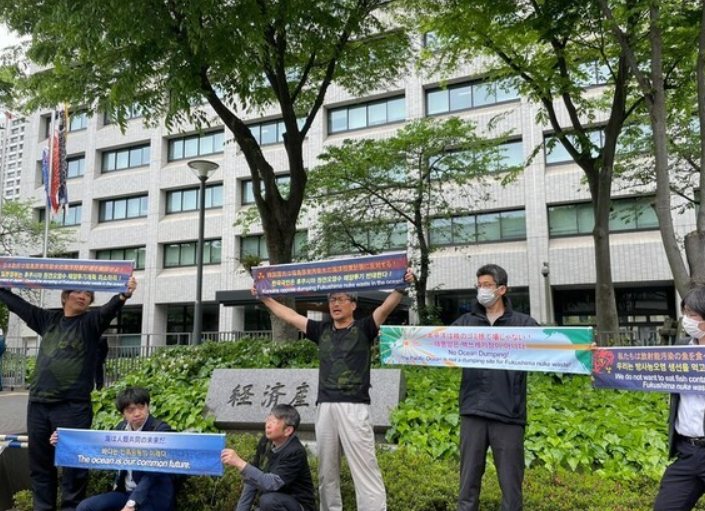 韩日市民街头喊话日本政府：为了人类共