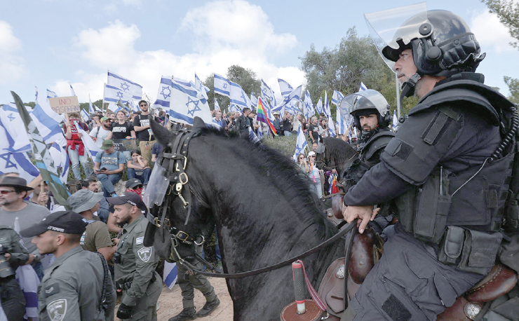 63万人上街抗议！以色列解职防长引震动，白宫喊话“担忧”