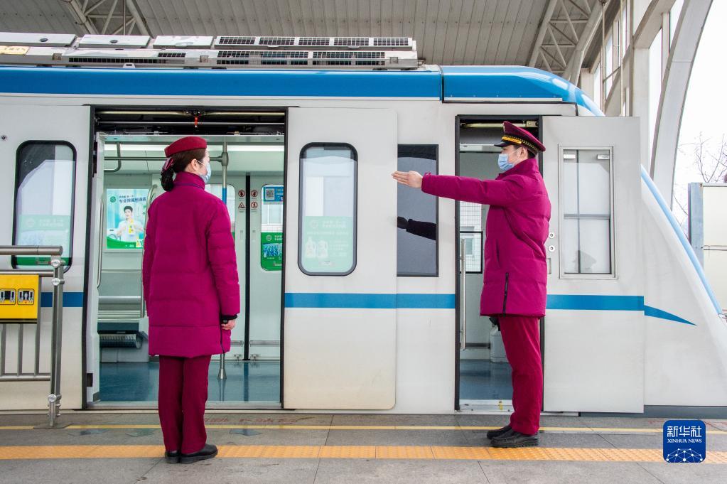 上海地铁乘务员图片