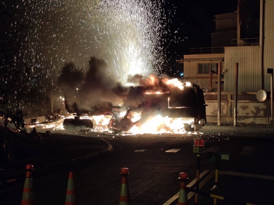 台媒：台湾桃园一铺路机深夜突然起火，驾驶员被困车内不幸身亡一年级语文试卷