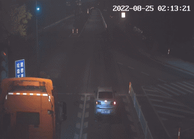 “两辆”半挂车结伴夜闯红灯，没想到隔壁车道就有交警……