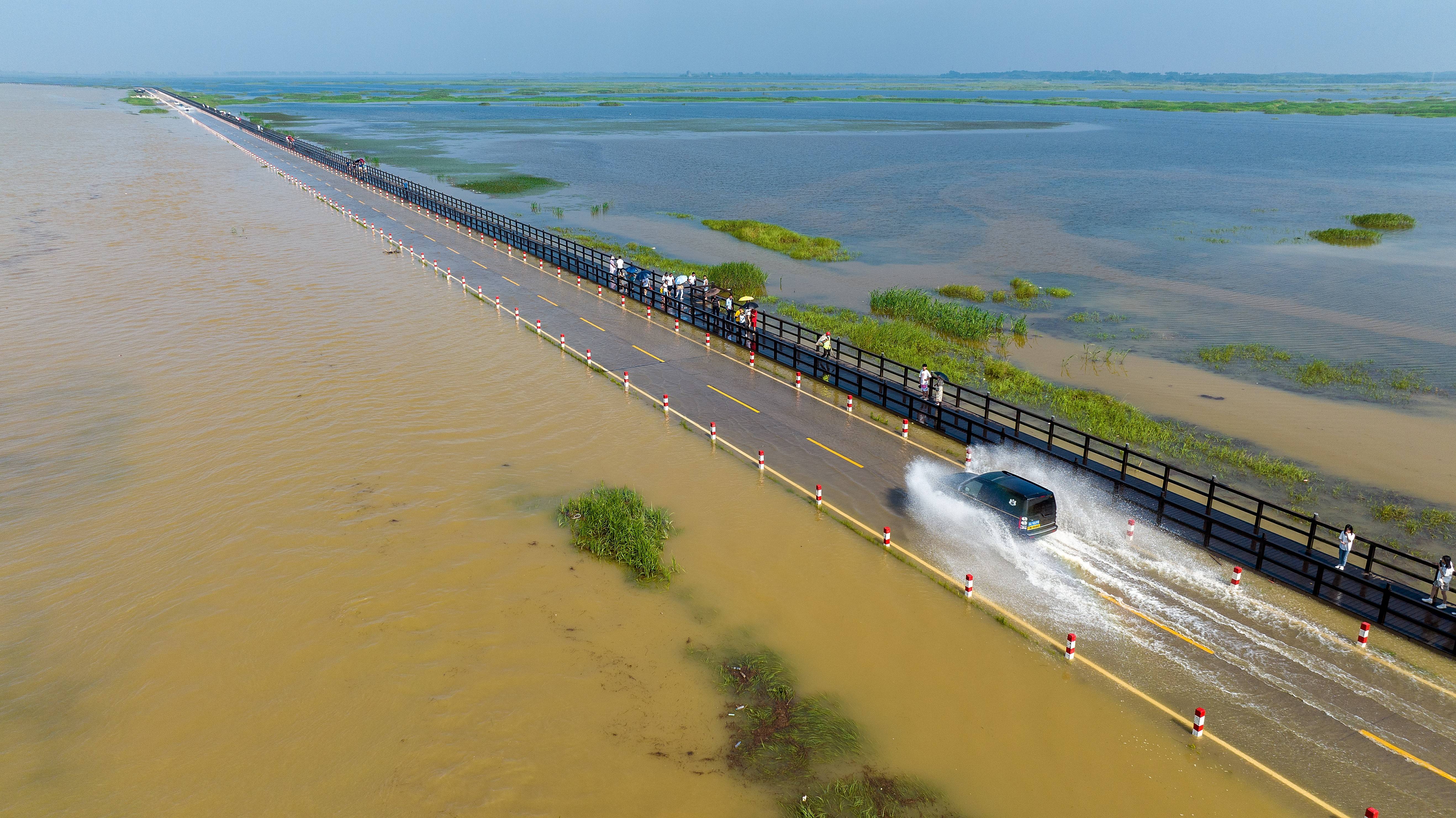 受强降雨影响 江西永修再现最美水上公路景观
