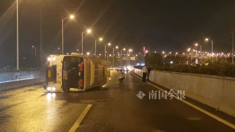 柳州一立交桥上载客中巴侧翻，司机医护人员上演暴雨救援
