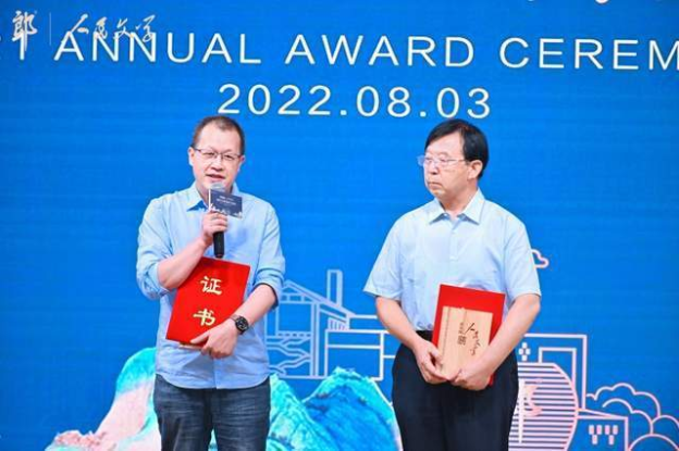 四川作家罗伟章报告文学《下庄村的道路》获人民文学奖