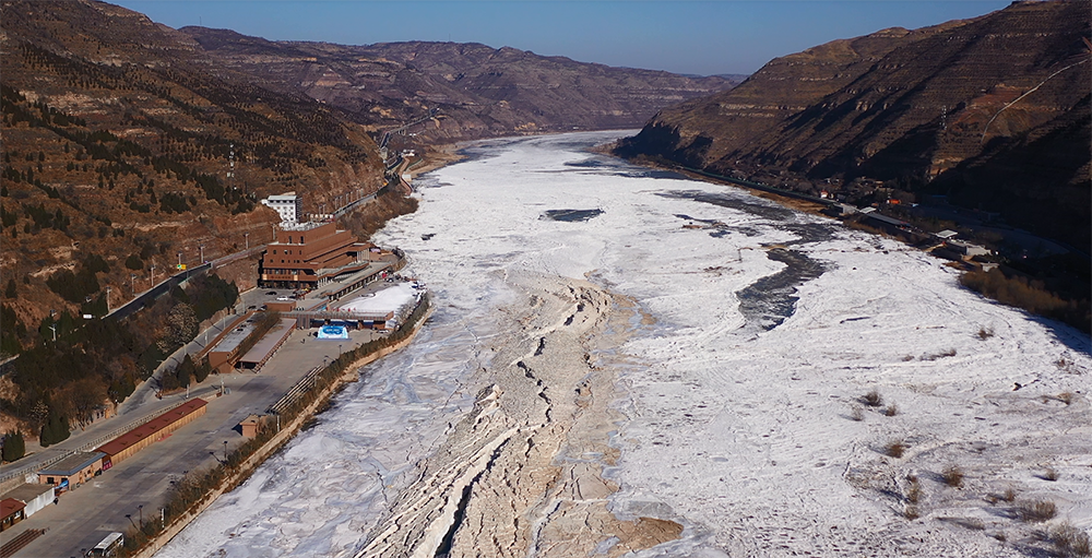 黄河壶口瀑布现冰封罕见景观：被冰凌填平，景区或随时关闭