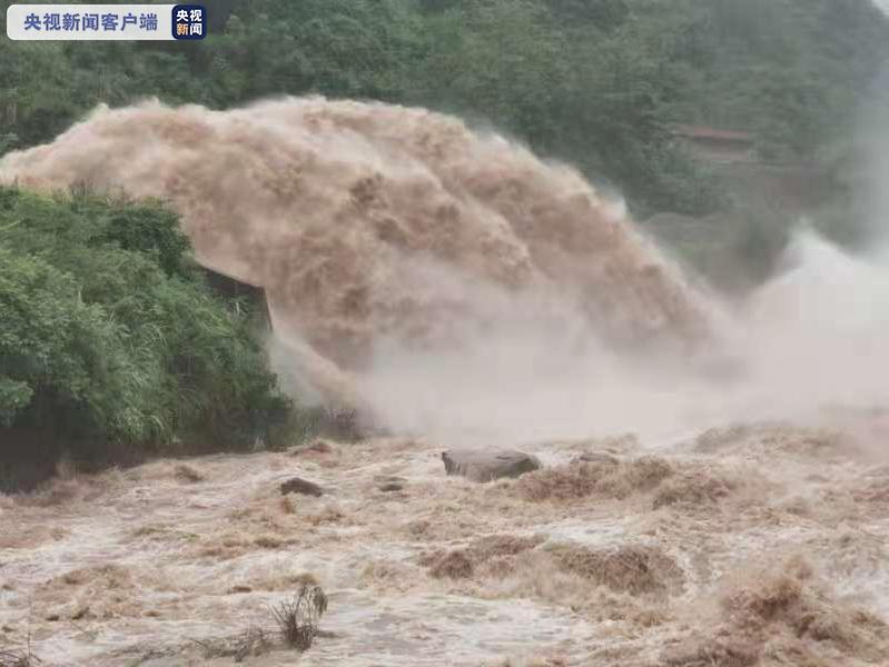 重庆奉节：强降雨来袭 黄井水库迎来历史最大泄洪