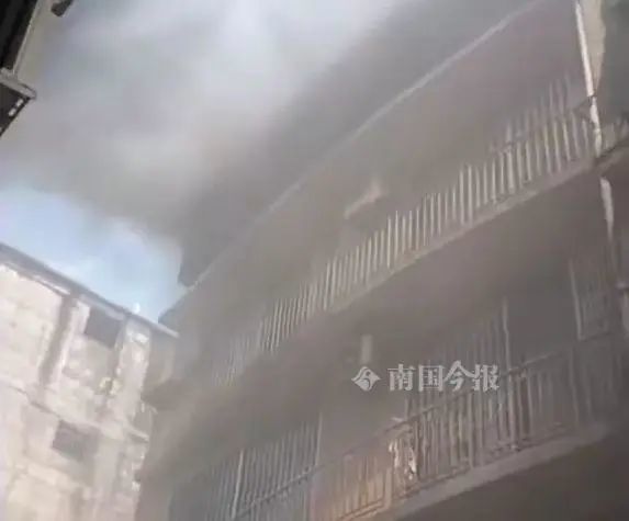 “消防员”柳州一民房起火，被困人员翻爬4楼栏杆逃生！火灾原因查明，又是……